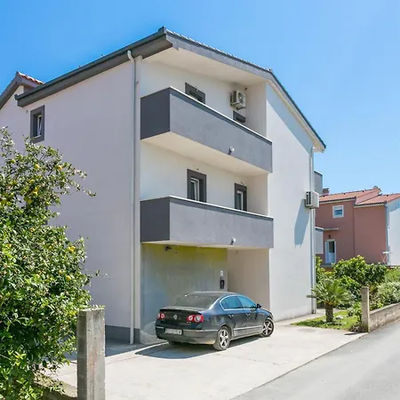 With A Parking Space Kastel Novi, - 22702 Appartement