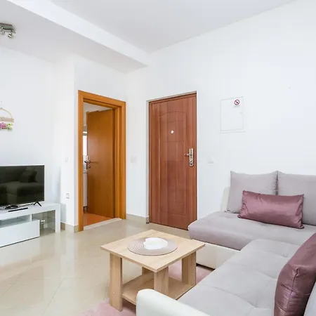 With A Parking Space Kastel Novi, - 22702 Appartement