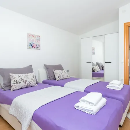 With A Parking Space Kastel Novi, - 22702 Appartement *