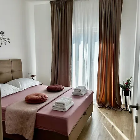 With A Parking Space Kastel Novi, - 22702 Appartement